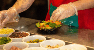 Restaurante no Centro de Curitiba abre vaga para Saladeira; salário chega a R$ 3.000,00