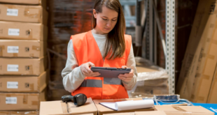 Empresa contrata Auxiliar de Recebimento de Mercadorias com salário de R$ 2.500,00 e vale-alimentação no setor industrial