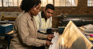 Operador de Dobradeira JR em Pinhais com salário de R$ 2.917,00 e benefícios em metalúrgica